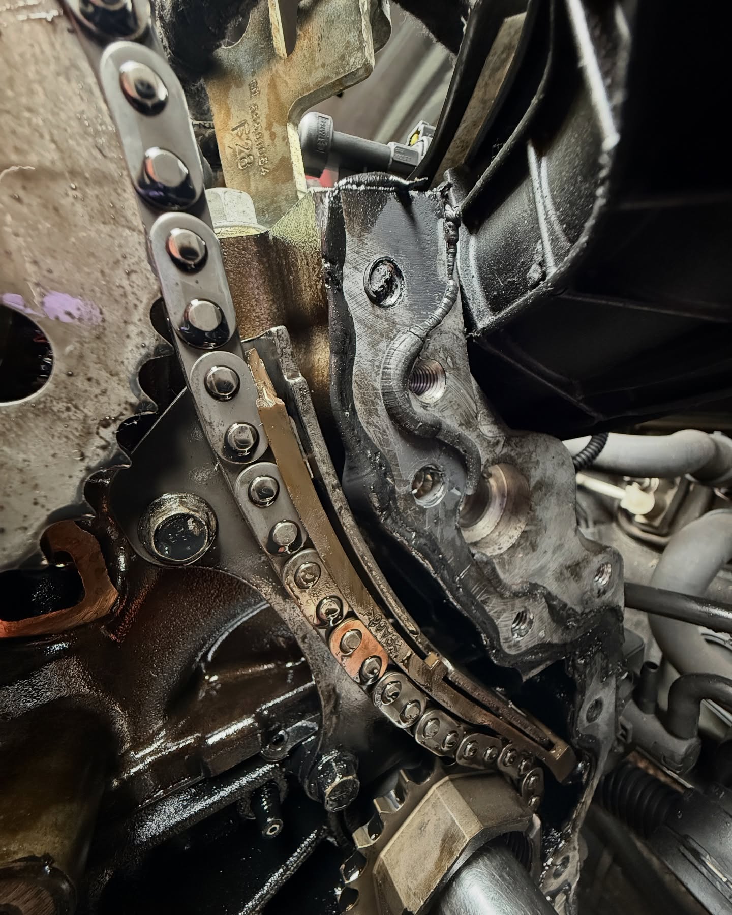 Genuine Lara AutoCentre timing chain and guide inspection during an engine repair